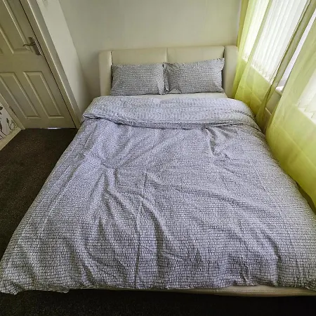 Holiday home Cosy 3-bed Semi-detached House In Bradford *