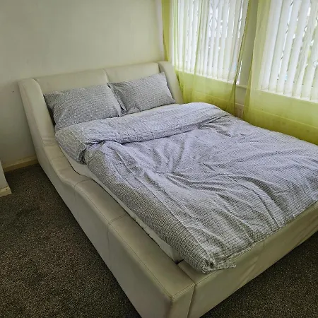 Holiday home Cosy 3-bed Semi-detached House In Bradford