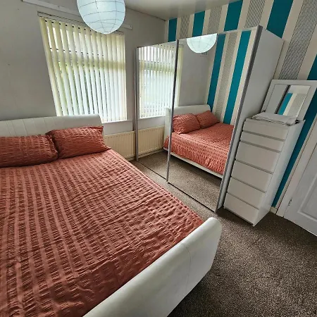 Cosy 3-bed Semi-detached House In Bradford