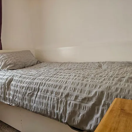 Cosy 3-bed Semi-detached House In Bradford Holiday home *