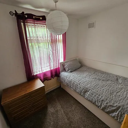 Cosy 3-bed Semi-detached House In Bradford