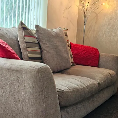 Cosy 3-bed Semi-detached House In Bradford *