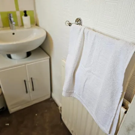 Holiday home Cosy 3-bed Semi-detached House In Bradford