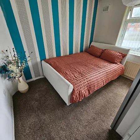 Holiday home Cosy 3-bed Semi-detached House In Bradford